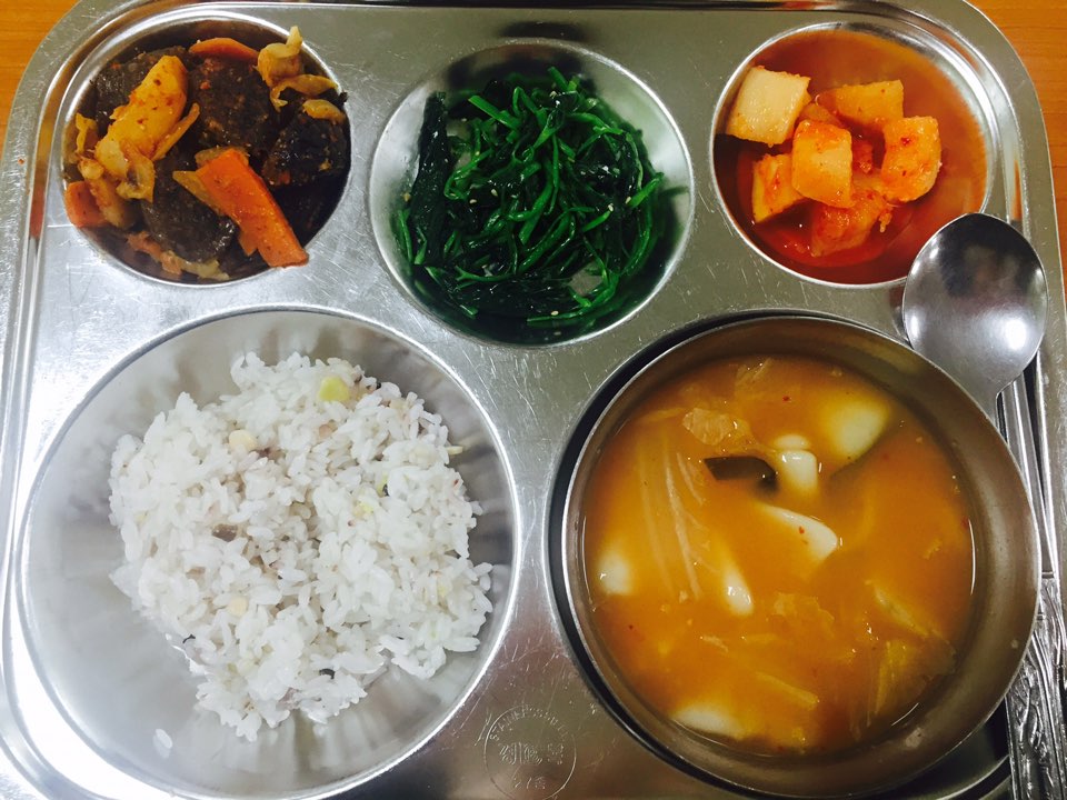 4월 28일 : 잡곡밥, 김치수제비국, 찰순대볶음, 참나물무침, 깍두기