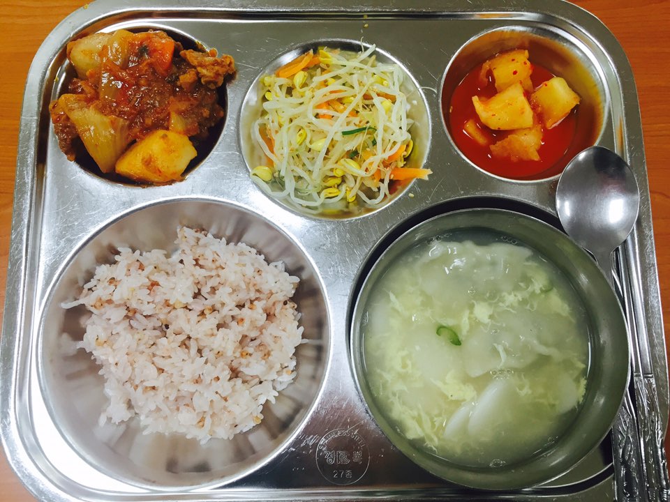 4월 11일 : 차수수밥, 떡만두국, 김치돼지갈비찜, 콩나물무침, 깍두기