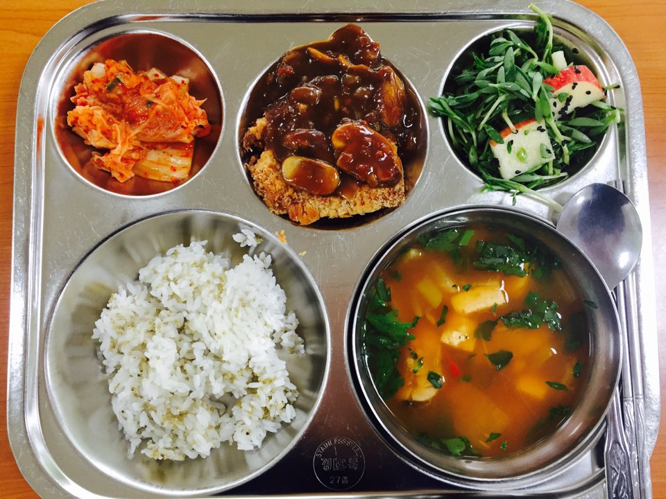 4월 19일 : 차조밥, 동태매운탕, 포크커틀릿, 돗나물사과샐러드, 배추김치