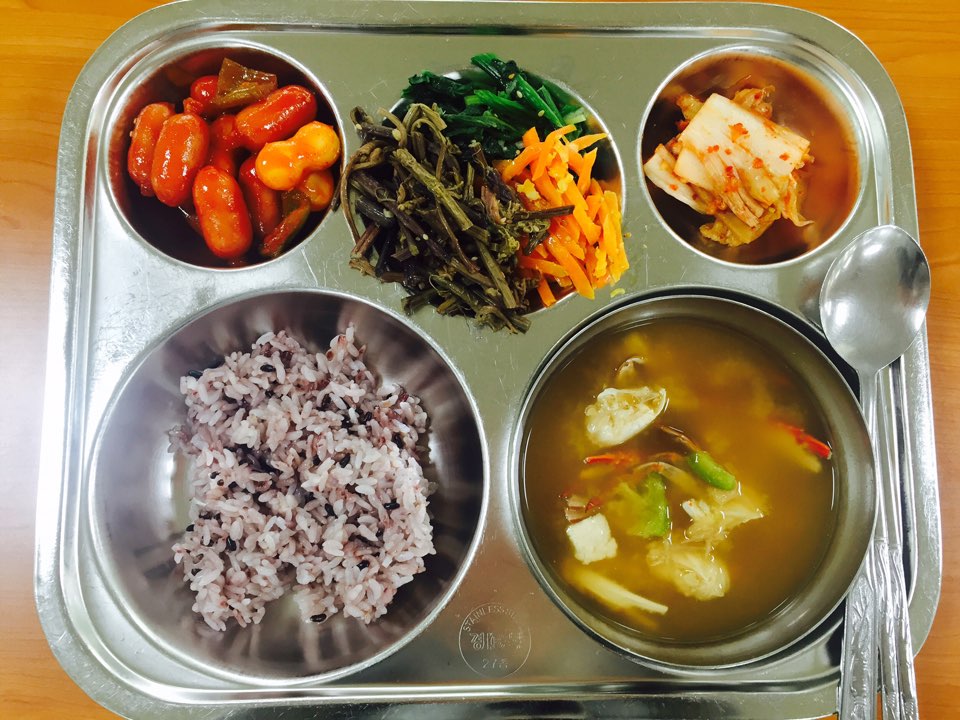4월 12일 : 흑미밥, 꽃게두부된장국, 비엔나채소볶음, 삼색나물, 배추김치
