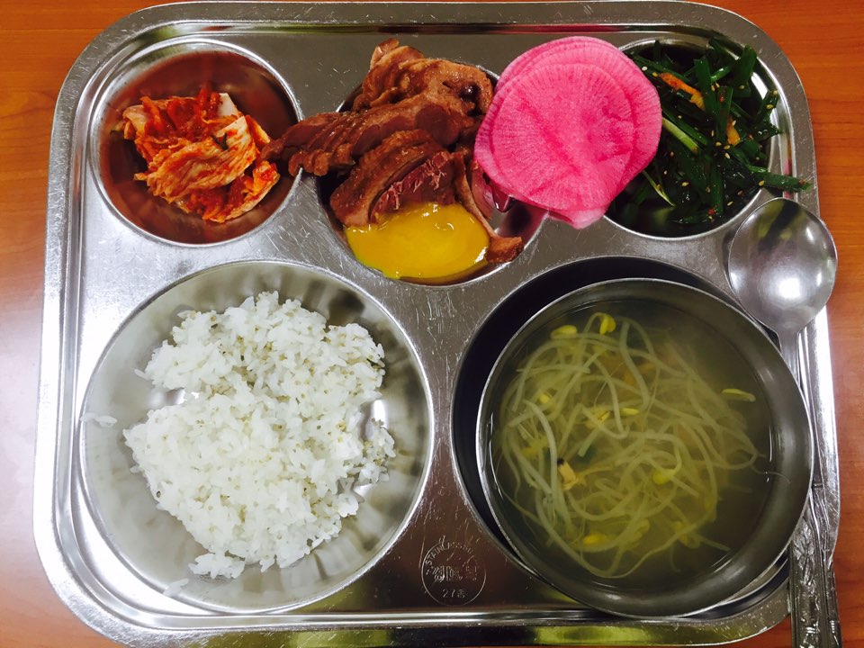 4월 4일 : 차조밥, 바지락콩나물국, 오리훈제+무쌈+머스터드, 부추겉절이, 배추김치
