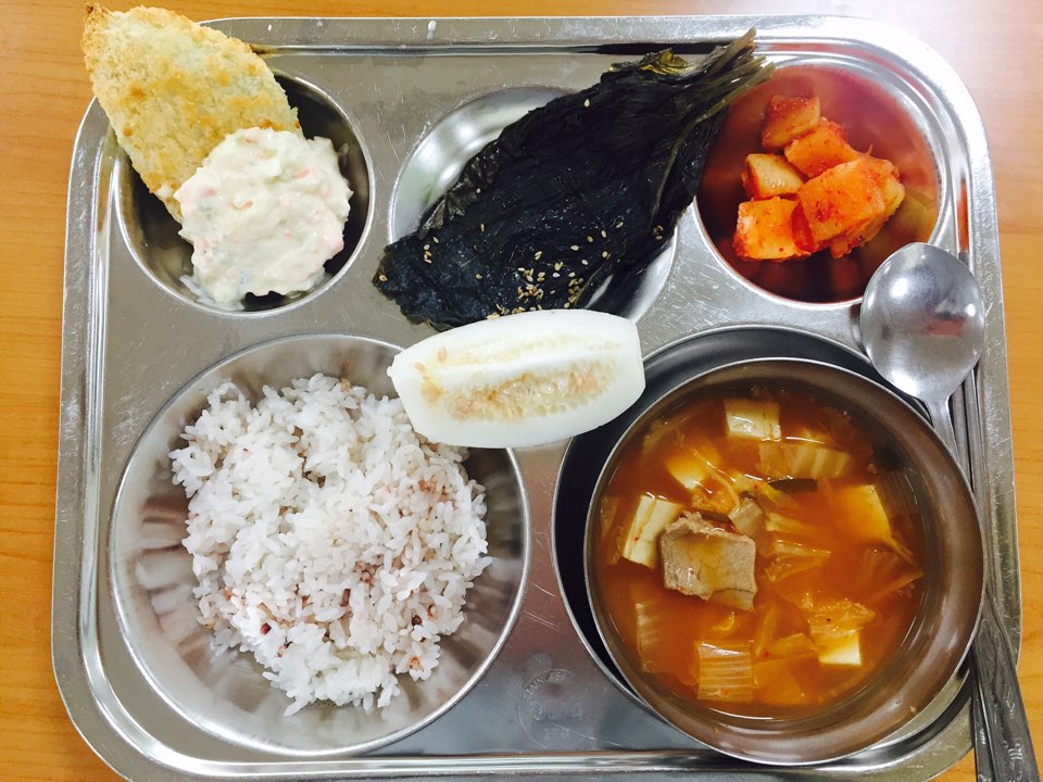 5월 19일 : 차수수밥, 돈육김치찌개, 생선까스/타르타르소스, 깻잎장아찌, 깍두기, 참외