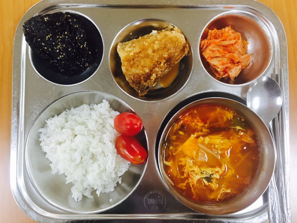 4월 29일 : 보리밥, 닭개장, 임연수어튀김(겨자장), 김장아찌, 배추김치, 방울토마토