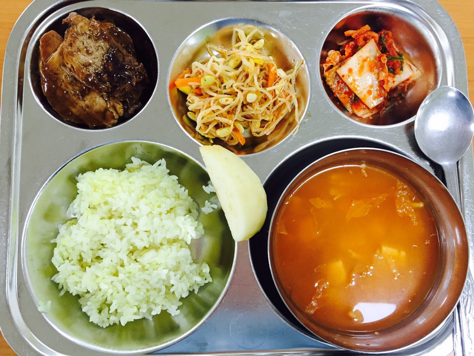 9월 9일(로컬푸드데이) : 강황쌀밥, 참치김치찌개, 오향장육, 매콤콩나물볶음, 배추김치, 사과