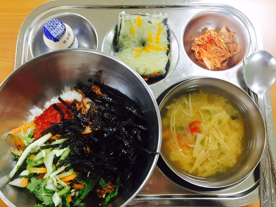 4월 5일 : 불낙비빔밥, 팽이버섯된장국, 오징어먹물치즈피자, 배추김치, 한국야쿠르트